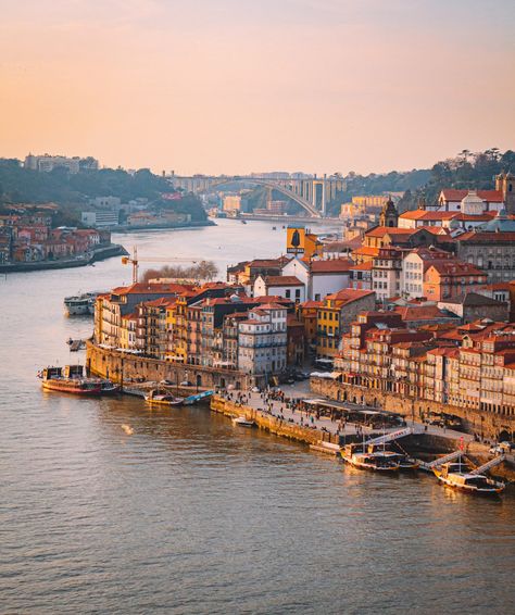 Porto é uma das cidades mais lindas de Portugal. Situada ao norte do território luso, é um dos principais destinos em todo o país. Com alta popularidade entre os viajantes, The post Hotéis no Porto, em Portugal – 16 locais super bem avaliados appeared first on Dicas de Viagem. Iphone11 Pro, Douro Valley, Sunset City, Visit Portugal, Sunset Canvas, Screen Saver, Wallpaper Download, Best Places To Live, Porto Portugal