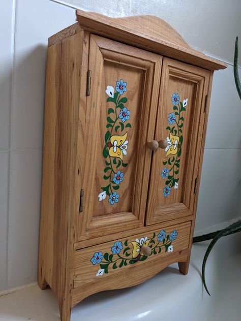 Furniture Flower Painting, Partially Painted Furniture, Painted Wooden Furniture Ideas, Wooden Cupboard Painting Ideas, Floral Painted Furniture, Stencil Dresser, European Folk Art, Mural Art Design, Coffee Table Makeover