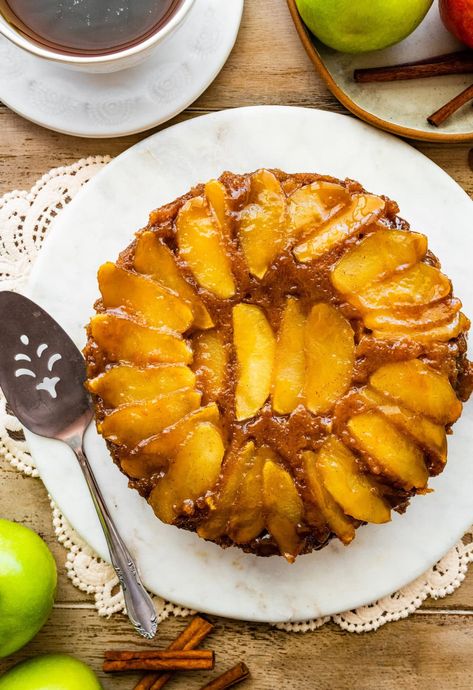 Caramel Apple Upside Down Cake Recipe - CucinaByElena Apple Upside Down Cake Recipe, Caramel Apple Spice Cake, Caramel Apple Upside Down Cake, Apple Upside Down Cake, Upside Down Apple Cake, Upside Down Cake Recipe, Caramel Apple Spice, Apple Spice Cake, Pizza Appetizers