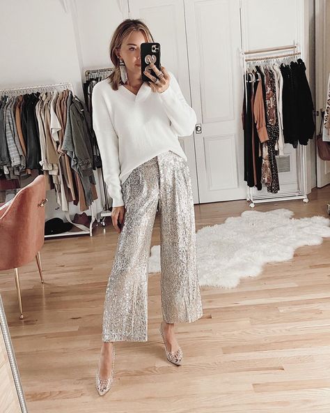 HOLIDAY SEQUINS OUTFIT | Jaime Shrayber | sequin pants for a holiday outfit idea #holidayoutfit Sequin Pants Outfit Holiday, Silver Sequin Pants Outfits, Silver Pants Outfit, Sequins Pants Outfit, Sequins Outfit, Cropped Pants Outfit, Holiday Pants, Silver Pants, Holiday Party Attire