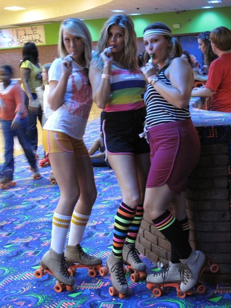 Host a Retro Roller Skating Party! 90s Roller Skating, Skate Party Ideas, 80s Roller Skating, Roller Skating Outfit, Retro Roller Skating, Disco Roller Skating, Night Party Ideas, Roller Skate Birthday Party, Skate Birthday Party