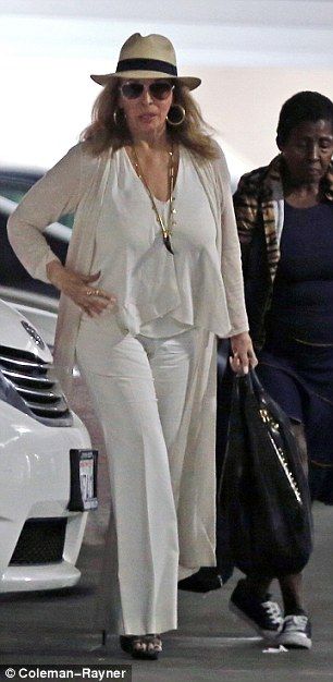 Raquel Welch is chic as she runs errands day after her 78th birthday | Daily Mail Online Raquel Welch 1970, 78th Birthday, Rachel Welch, Happy 80th Birthday, Classic Actresses, Hollywood Icons, Advanced Style, Raquel Welch, Celebrity Babies