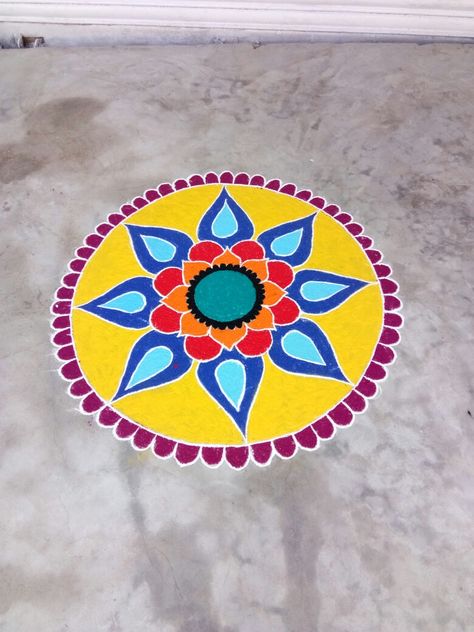 Simple Round Rangoli, Round Rangoli, Pongal Kolam, Very Easy Rangoli Designs, Colorful Rangoli, Diwali Craft, Kolam Rangoli, Colorful Rangoli Designs, Free Hand Rangoli Design