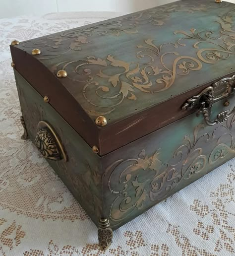 VeraDiman Diman Antique Mailbox, Woodworking Tools Workshop, Decoupage Tray, Decoupage Diy, Decoupage Box, Decoupage Art, Altered Boxes, Decoupage Vintage, Antique Boxes