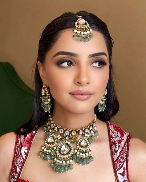 Instagram Simple Indian Bridal Makeup, Pakistani Natural Makeup, Latest Bridal Makeup Indian, Indian Bride Makeup Natural, Simple Bridal Makeup Indian, Simple And Cute Makeup, Indian Wedding Makeup Bridal Looks, Bridal Indian Makeup, Simple Hairstyle For Wedding