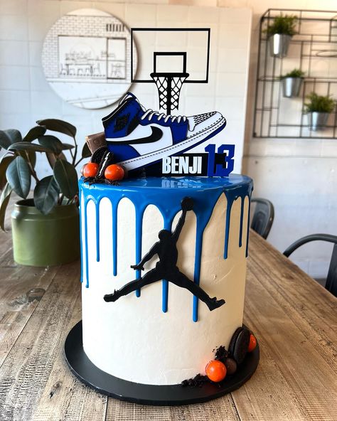 Jordan Bday Cake, Lebron James Cake Ideas, Michael Jordan Cake Ideas, Jordan Basketball Birthday Party Ideas, All Star Birthday Cake, Jordans Birthday Theme, Nike Themed Cake, Air Jordan Cake Ideas, Air Jordan Birthday Party Ideas