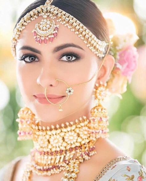 usual Indian Bridal Jewelry Kundan, Valima Bride, Make Up Gold, Bridal Nose Ring, Indian Bride Makeup, Matha Patti, Bridal Makeup Images, Makeup Images, Saree Bollywood