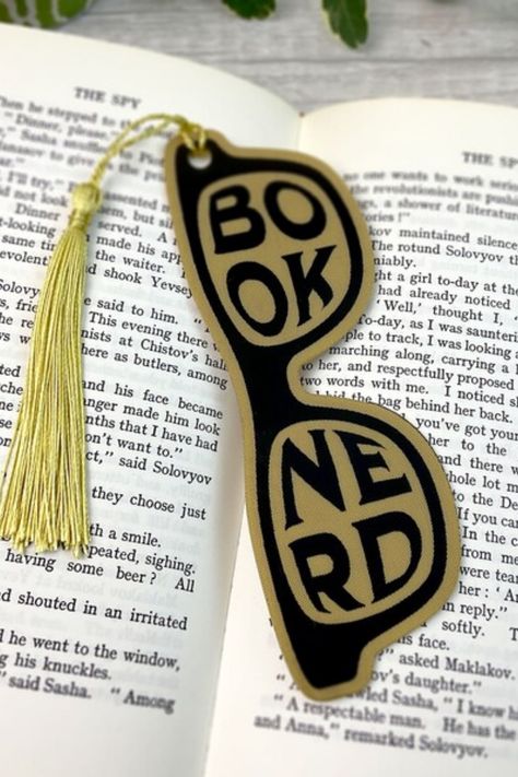 Bookish Humor, Bookmark Crochet Tutorial, Bookmark Easy, Bookmark Tutorial, Acrylic Bookmarks, Cool Bookmarks, Bookmark Crochet, Laser Engraved Acrylic, Handmade Bookmarks Diy