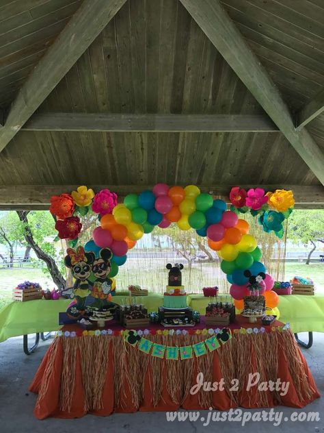 Minnie Mouse Luau, Miami Beach Party, Minnie Mouse Birthday Party Ideas, Birthday Mickey Mouse, Mouse Photos, Outdoors Birthday Party, Party Things, Mickey Mouse Minnie Mouse, Minnie Mouse Birthday Party