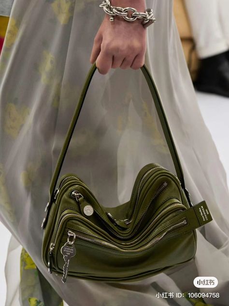 Acne Studios Bag, Street Style Bags, Acne Studio, 2025 Fashion, Spring 2025, Runway Looks, Fashion Show, Acne Studios, Ready To Wear