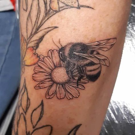 Gerbera Daisy Tattoo, Daisy Tattoo Ideas, Bee And Flower Tattoo, Luxury Tattoo, Daisy Tattoos, Black And White Tattoos, Daisy Flower Tattoos, Bumble Bee Tattoo, Rose Drawing Tattoo