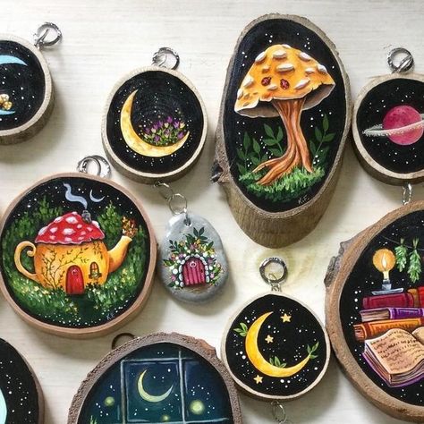 Decoupage Wood Slices, Wooden Disk Crafts, Halloween Wood Slices, Unique Art Ideas, Witch Tree, Painting Ornaments, Mushroom Painting, Mushroom Paint, Witchy Art