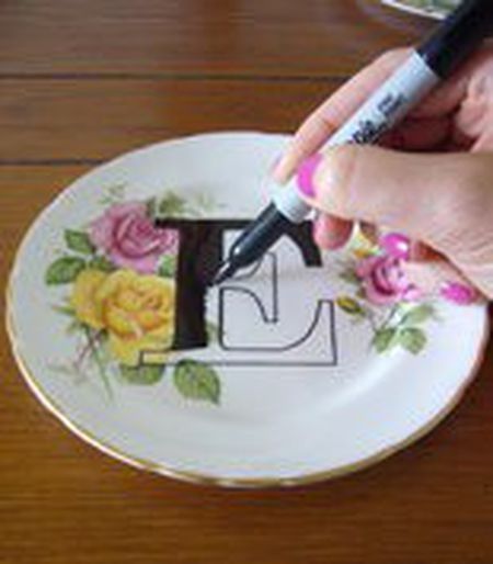 Diy Keramik, China Crafts, Sharpie Crafts, Vintage Dishware, Plates Diy, China Dishes, Diy Upcycling, Floral Plates, Vintage Plates