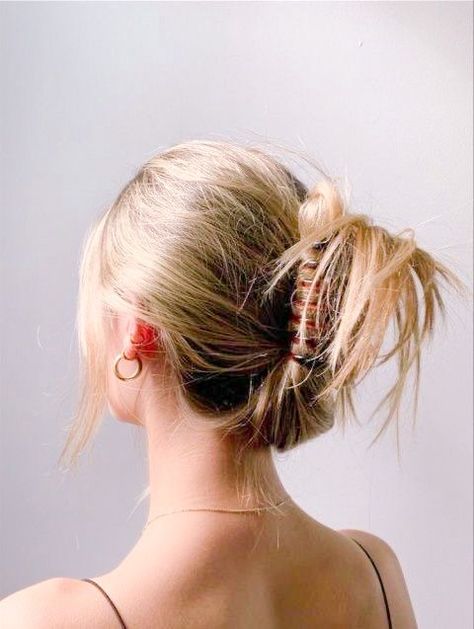 Cute clipped updo hairstyle Hair Streaks, Clip Hairstyles, Brown Blonde Hair, Easy Hairstyles For Long Hair, Grunge Hair, Aesthetic Hair, Claw Clip, Messy Bun, Hair Day