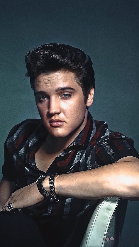 Elvis Photoshoot, Elvis Presley Aesthetic, Elvis Tattoo, Elvis Presley Films, Elvis Presley Christmas, Elvis Presley Wallpaper, Elvis Costume, Elvis Wallpaper, Elvis Presley Albums