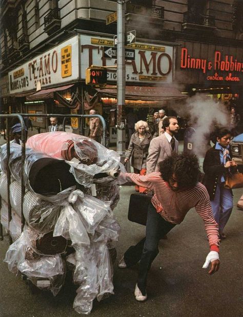 NYC. 1970s taste. The garment district. // Anthony Burgess in New York | Ozzie Freidman Lise Sarfati, Cindy Sherman, Vintage New York, New York Street, Oscar Wilde, 인물 사진, Photojournalism, Photography Inspo, Vintage Photography