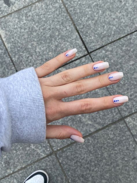 White Nails With Dots Simple, White Nails With Blue Design Simple, Simple Nails Dots, Nail Ideas With Dots, Blue And White Nail Ideas Simple, Blue And White Simple Nails, Blue Dotted Nails, White Nails With Blue Dots, Nail Inspo White And Blue