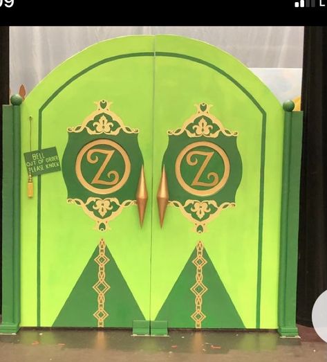 Wizard Of Oz Diy, Wizard Of Oz Wizard, Parade Float Diy, Oz Wizard, Wizard Of Oz Witch, Wizard Of Oz Play, Wizard Of Oz Musical, Wizard Of Oz Decor, Homecoming Decorations