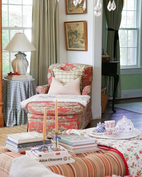 Margo Roth Home, Anna Margaret, Margo Roth, Cottagecore Life, Colorful Rooms, English Country Cottages, Country Cottage Interiors, Bebe Shower, Nancy Meyers