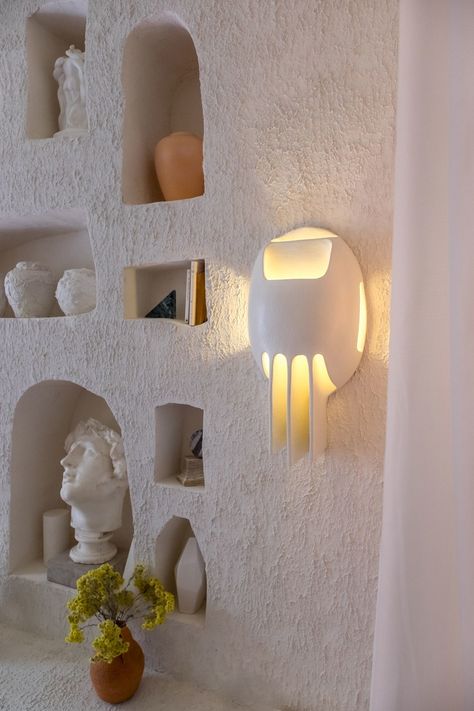 stucco wall with carved shelves and a futuristic sconce Autoclaved Aerated Concrete, Nyc Loft, Masonry Work, Stucco Walls, Built In Furniture, 아파트 인테리어, Bookshelves Diy, Air Purifiers, Festival Design