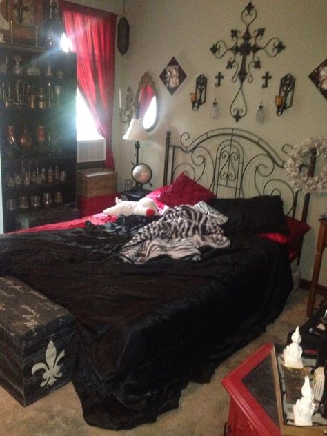 Vamp Room Decor, 90s Goth Bedroom, 90s Goth Room, 2000s Emo Bedroom, Soft Goth Bedroom, Mall Goth Bedroom, Mcbling Bedroom Ideas, Vampire Bedroom Aesthetic, Elegant Room Ideas