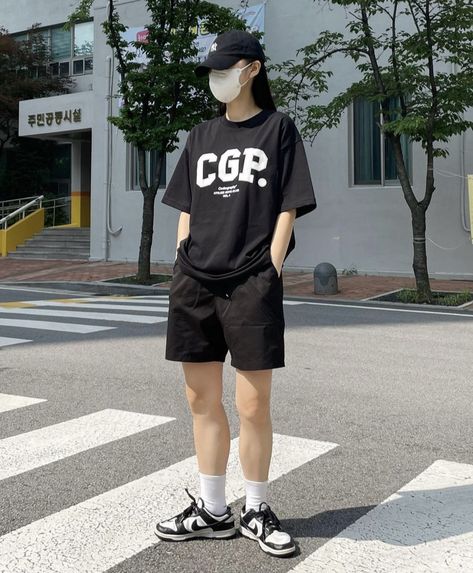 Tomboy Shorts Outfit, Tomboy Outfits Shorts, Short Outfits Korean, Tomboy Summer Outfits, Outfit For Short Women, Summer Tomboy Outfits, Tomboy Shirts, Boyish Outfits, Stylish Outfits Casual