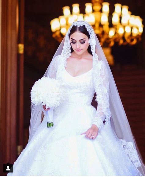 Esra Bilgic is young and talented Turkish actress and she won millions of hearts with her first TV Series Dirilis Ertugrul by playing role of Halima Sultan. Ertugrul Halima, Turkish Wedding Dress, Islamic Wedding Dress, Wedding Dresses Hijab, Turkish Bride, Turkish Wedding, Bridal Hijab, Hijab Wedding Dresses, Muslim Wedding Dress