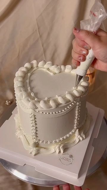 Heart Wedding Cake Vintage, Vintage Piping Cake, Vintage Piping Cake Tutorial, Vintage Piping Wedding Cake, Heart Wedding Cake, Vintage Wedding Cake Heart Shape, Wedding Cake Piping, Valentines Lambeth Cake, New York Cake