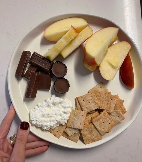 Vegetarian Snack Plate, Balanced Snack Plate, Snack Plate Healthy, Snack Plate Aesthetic, Snack Ideas Aesthetic, Snack Plate Lunch, Healthy Snack Plate, Snack Plate Ideas, Healthy Study Snacks