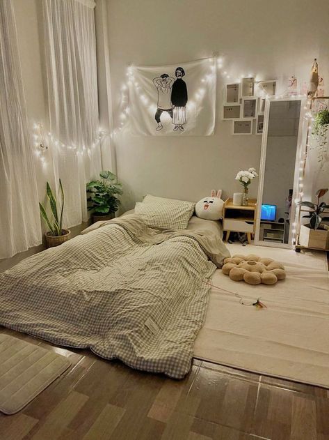 Mattress Bedroom Ideas, Minimalistic Room, Bedroom Ideas For Small Rooms Diy, Floor Mattress, Small Room Design Bedroom, Dekorasi Kamar Tidur, Pinterest Room Decor, Small Bedroom Decor, Bedroom Floor