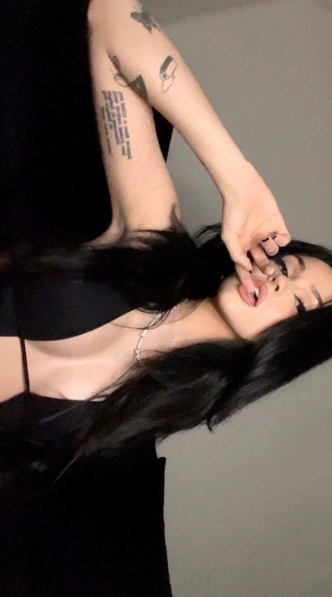 Margaret Elizabeth, Maggie Lindemann, Western Girl, Famous Women, Book Girl, Hair Waves, Black Outfit, Maquillaje De Ojos, I Tattoo