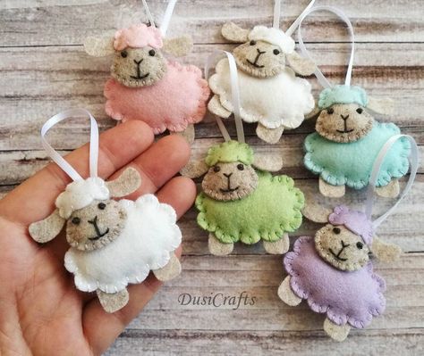 Easter Lambs, Lamb Ornament, Make Your Own Book, Felt Easter Crafts, Felt Sheep, Oster Dekor, Sheep Crafts, Pink Sheep, Baby Mobil