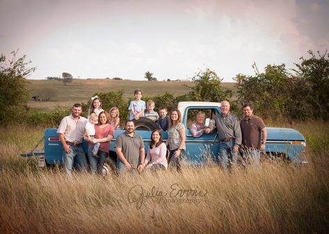 Family Farm Photos, Large Family Photo Shoot Ideas, Old Truck Photography, Farm Family Pictures, Large Family Pictures, Extended Family Pictures, Brenham Texas, Family Photo Colors, Big Family Photos