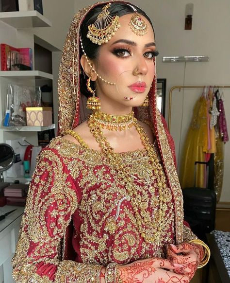 Pakistani Barat Brides, Pakistani Bride Jewelry, Barat Makeup Look Pakistani, Nikkah Makeup Looks Pakistani, Ms Bean, Nikah Bride, Gold And Red Pakistani Bridal Dress, Desi Bridal Makeup, Asian Fits