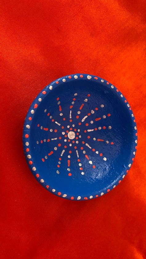 Diya Designs Diwali Painting Easy, Easy Diy Diwali Decorations At Home Simple, Diy Diwali Diya Painting, Deya Decorations, Diya Paintings For Diwali Ideas, Painting On Diya For Diwali, Simple Diya Decoration Ideas, Diya Paintings For Diwali Easy, Diya Panting