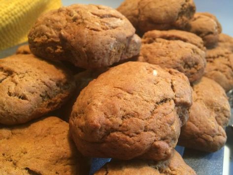 Lassy Buns Lassy Buns, Molasses Buns, Blueberry Bake, Tea Buns, Molasses Bread, Newfoundland Recipes, Oatmeal Chocolate Chip Cookie, Oatmeal Chocolate Chip Cookie Recipe, Canadian Recipes