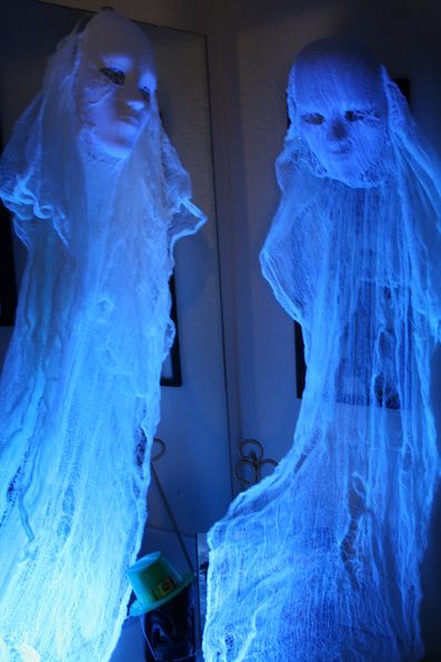 Cheesecloth ghosts - Mask, cheesecloth soaked in RIT Dye whitener. Cheesecloth Ghost, Haunted House Ideas, Halloween Props Diy, Rit Dye, Adornos Halloween, Halloween 2014, Halloween Outdoor, Halloween Yard, Halloween Haunted Houses