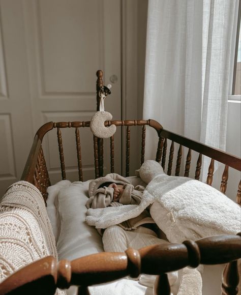 Vintage Baby Bed, Vintage Baby Aesthetic, Traditional Nursery Decor, Cottage Core Baby, Cottagecore Baby, Antique Nursery, Vintage Baby Nursery, Vintage Crib, Dreamy Nursery