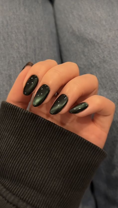 Slytherin Nails Short, Emerald Velvet Nails, Short Gel Nail Designs Natural Manicures, Nails Design Grunge, Dark Festive Nails, Forest Green Nails Short, Winter Nails Dark Green, Dark Christmas Nails Short, Green Glass Nails