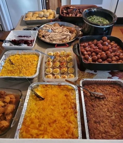 Christmas Dinner Ideas Soul Food, Soul Food Wedding Buffet, Christmas Party Food Buffet Dinners, Food For A Lot Of People, Black Cookout Aesthetic Food, Soul Food Party Ideas, Family Cookout Aesthetic, Birthday Cookout Food, Thanksgiving Dinner Food Display