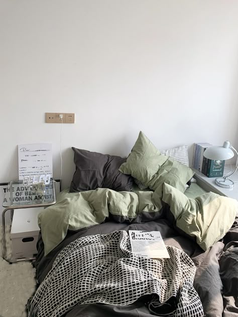 Man Bedding, Duvet Cover Aesthetic, Gray Bedding Aesthetic, Emo Aesthetic Room Decor, Gray Aesthetic Room, Masculine Minimalist Bedroom, Mens Bedding, Aesthetic Carpet Bedroom, Guys Bedroom Ideas Men