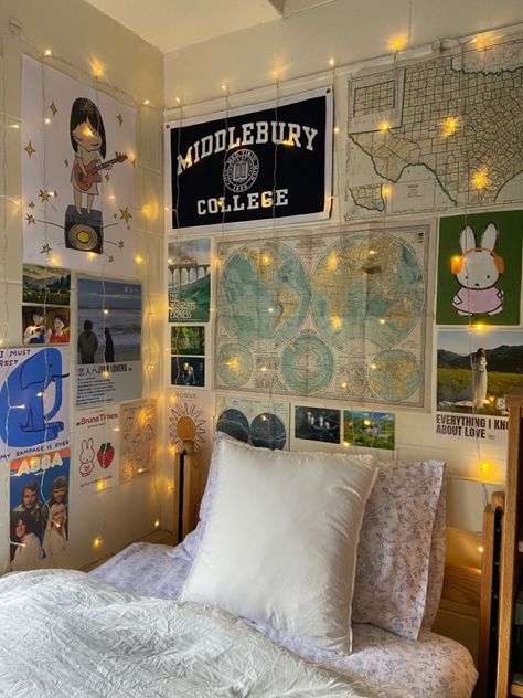 Middlebury College Aesthetic, College Dorm Room Wall Decor, Vintage Dorm Room Decor, Ucla Dorm, Dorm Lights, Collage Dorm, Dorm Room Inspo, Dorm Room Rugs, Dorm Aesthetic