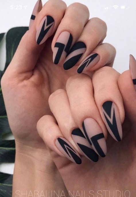 Summer Almond Nails, Black And Nude Nails, Almond Nails French, Geometric Nail Art, Classy Nail Designs, Abstract Nail Art, Matte Nails Design, Geometric Nail, Vibrant Nails