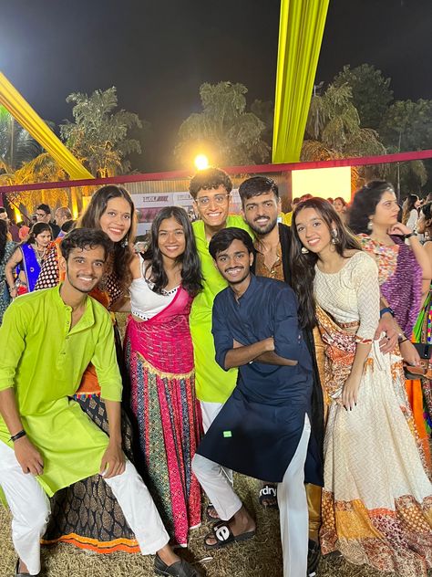 Dandiya Night Pics, Navratri Group Photo Pose, Garba Night Aesthetic Pics, Navratri Photoshoot Poses, Garba Pics With Friends, Dandiya Poses With Friends, Garba Group Photo, Aesthetic Navratri Pics, Garba With Friends