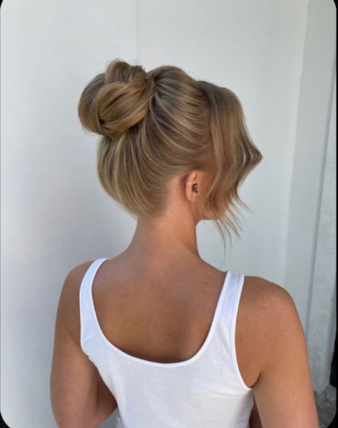 Hairstyle By Time Period, Sleek Prom Hair, High Bun Hairstyles, Formal Hairstyles For Long Hair, Simple Prom Hair, Short Hair Bun, Bridesmaid Hair Makeup, Hairstyles For Layered Hair, Long Hair Wedding Styles