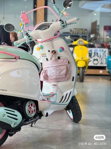 Scooter Motorcycle Aesthetic, Moped Aesthetic, Aesthetic Scooter, Cute Scooter Aesthetic, Motor Vespa Aesthetic, Pink Vespa Aesthetic, Cute Pink Motorcycle, Cute Scooter, Cute Vespa