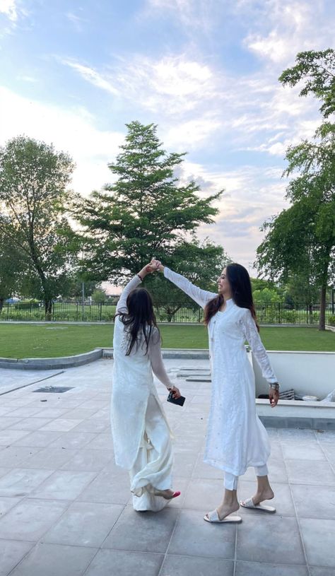 Eid Pose Ideas With Sister, Eid Photo Ideas With Friends, 2 Frnds Pics, Aesthetic Kurti Poses With Friends, Pic To Recreate With Best Friend, Kurti Poses With Friends, Aesthetic Eid Pictures, Eid Pictures Ideas, Eid Pics Ideas