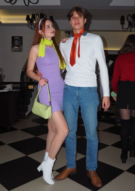 Couple Costume Scooby Doo, Scooby Doo Fred And Daphne Costume, Blonde And Brown Hair Halloween Costumes Couples, Fred And Daphne Costume Halloween, Fred And Daphne Halloween Costume, Couples Halloween Costume Ideas Unique, Cartoon Network Couples Costumes, Couples Halloween 2023, Red Head Halloween Costumes Couples