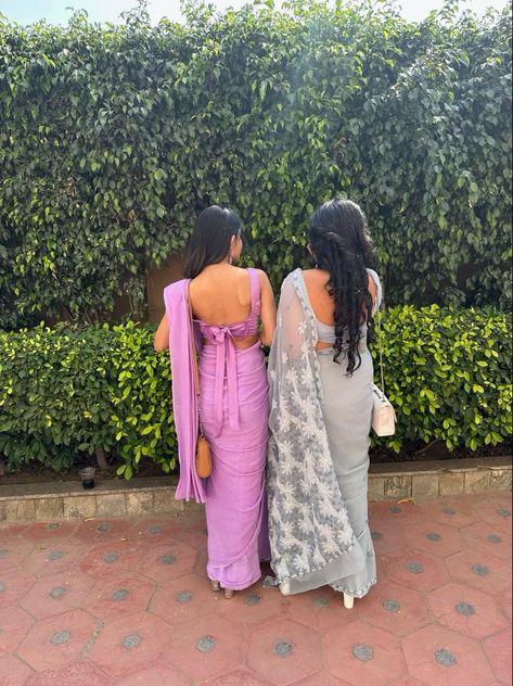 Lavender Color Saree Party Wear, School Farewell Saree Ideas, Clg Farewell Saree, 10th Farewell Sarees, Farewell Saree Aesthetic, Farewell Outfits School, Farewell Saree Poses, Farewell Pics Ideas, Farewell Pic Ideas