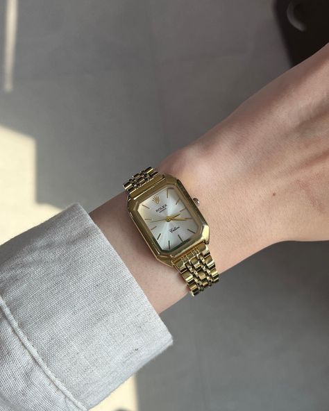 Vintage Watches Women Classy, Aesthetic Watches For Women, Women Watches Classy Elegant, Watches For Women Classy, Trendy Watches Women Fashion, Trendy Watches Women, Aesthetic Watches, Vintage Saat, Elegant Watches Women